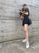 木村心美露美腿不及卷毛狗吸睛靠Dior订制姓名鞋刷存在感